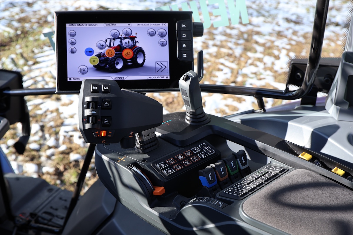 Il bracciolo con schermo integrato SmartTouch consente il controllo delle principali funzioni del motore e della trasmissione